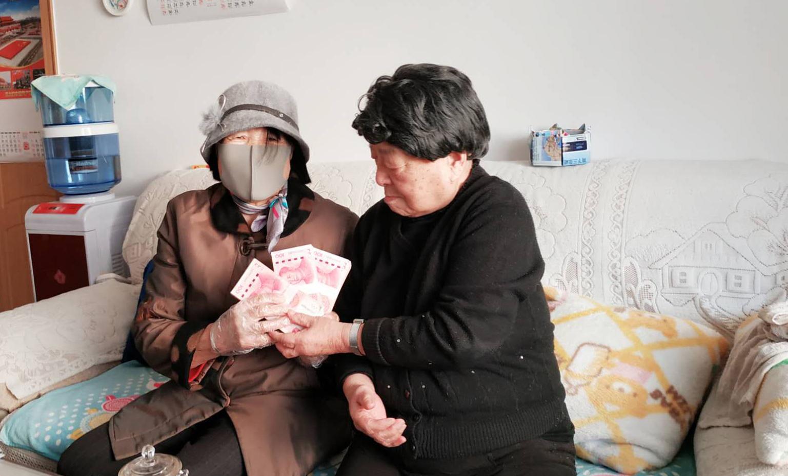 鲁冰等离退休干部教师为抗击疫情踊跃捐款