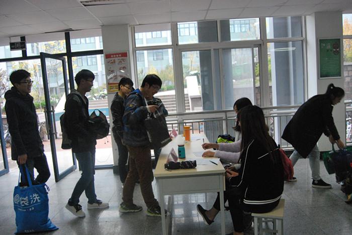 数理学院为西部支教团成员所在学校进行爱心捐赠