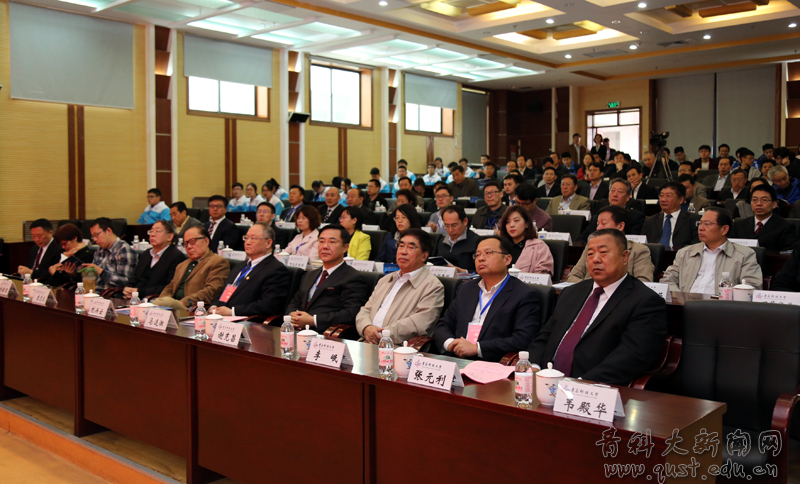 4月26日上午，青岛科技大学理事会成立大会暨第一届理事会第一次会议在崂山校区举行。会议审议通过了《青岛科技大学理事会章程（草案）》，选举产生了青岛科技大学第一届理事会领导机构。