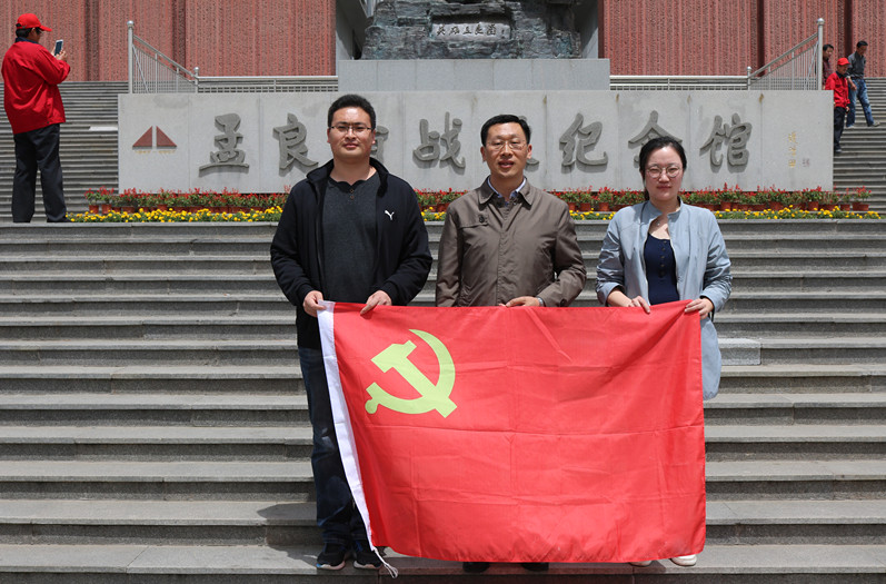 为推进“两学一做”学习教育常态化制度化，5月5日机关三党总支一行41人在党总支书记王成果、党总支副书记聂广明、委员王伟、钟兆秀等的带领下赴蒙阴县省派“第一书记”帮包村坦埠镇河南社区看望慰问第一书记并开展主题党日活动。