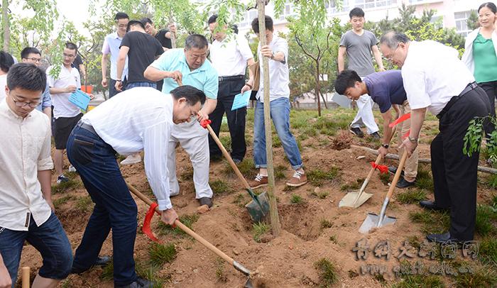 2016届毕业生“情系母校、见证成长”纪念林种植活动举行