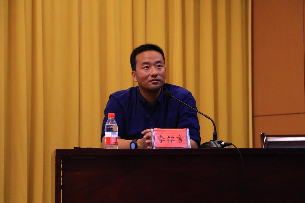 优秀校友李铭言做客自化讲坛