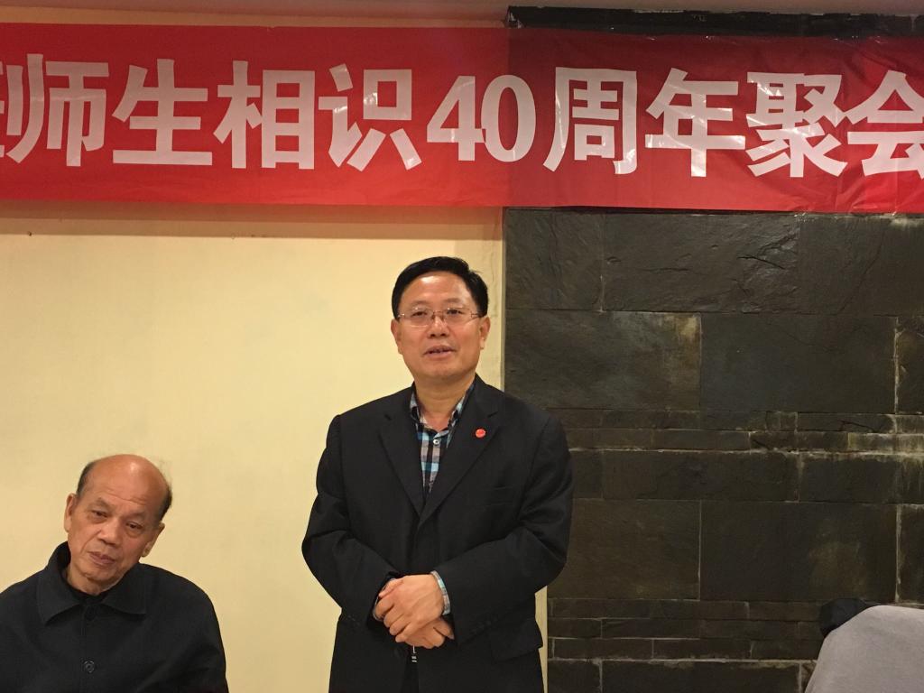 近日，仪表761班近30名校友返回母校举行相识40年活动，共同庆祝母校66岁生日。副校长李庆领应邀出席活动，校办副主任、校友办主任聂广明陪同参加。
