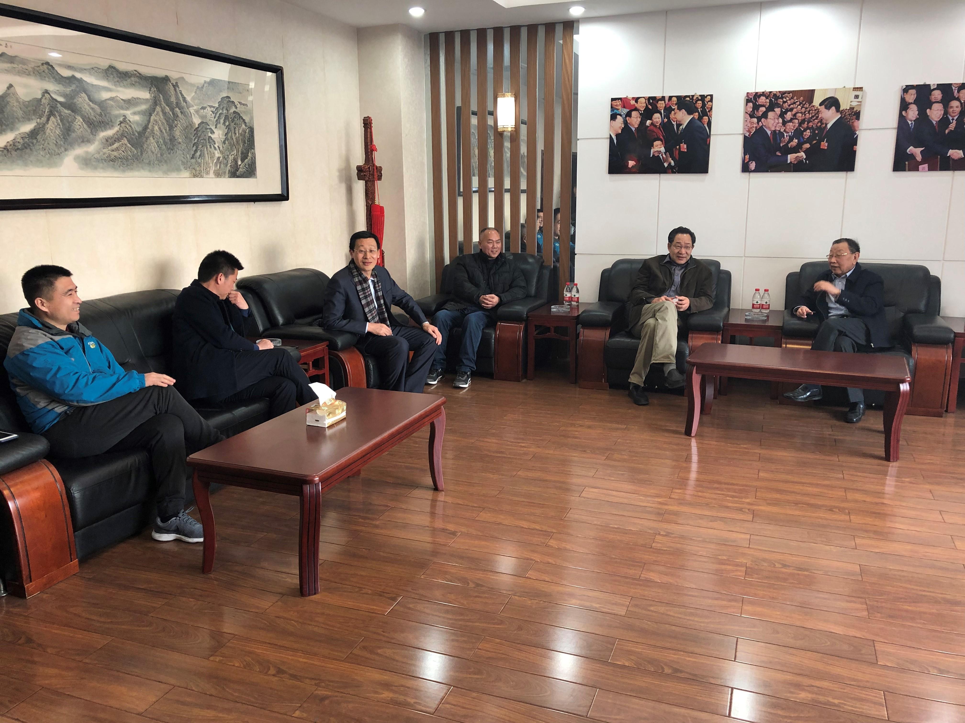学校领导回访捐赠企业
